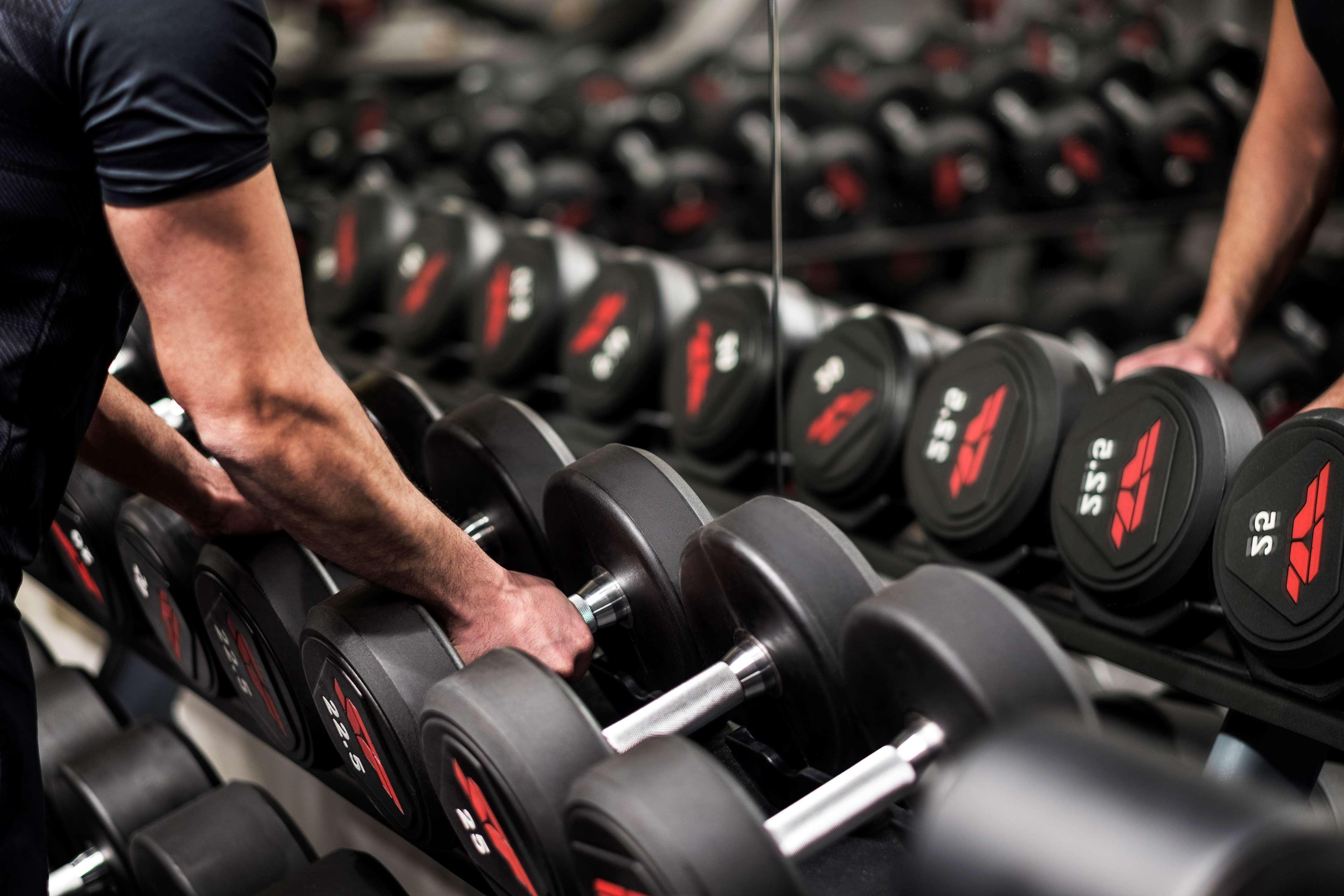Radisson Blu Hotel, Beirut Verdun Exterior photo Dumbbells
