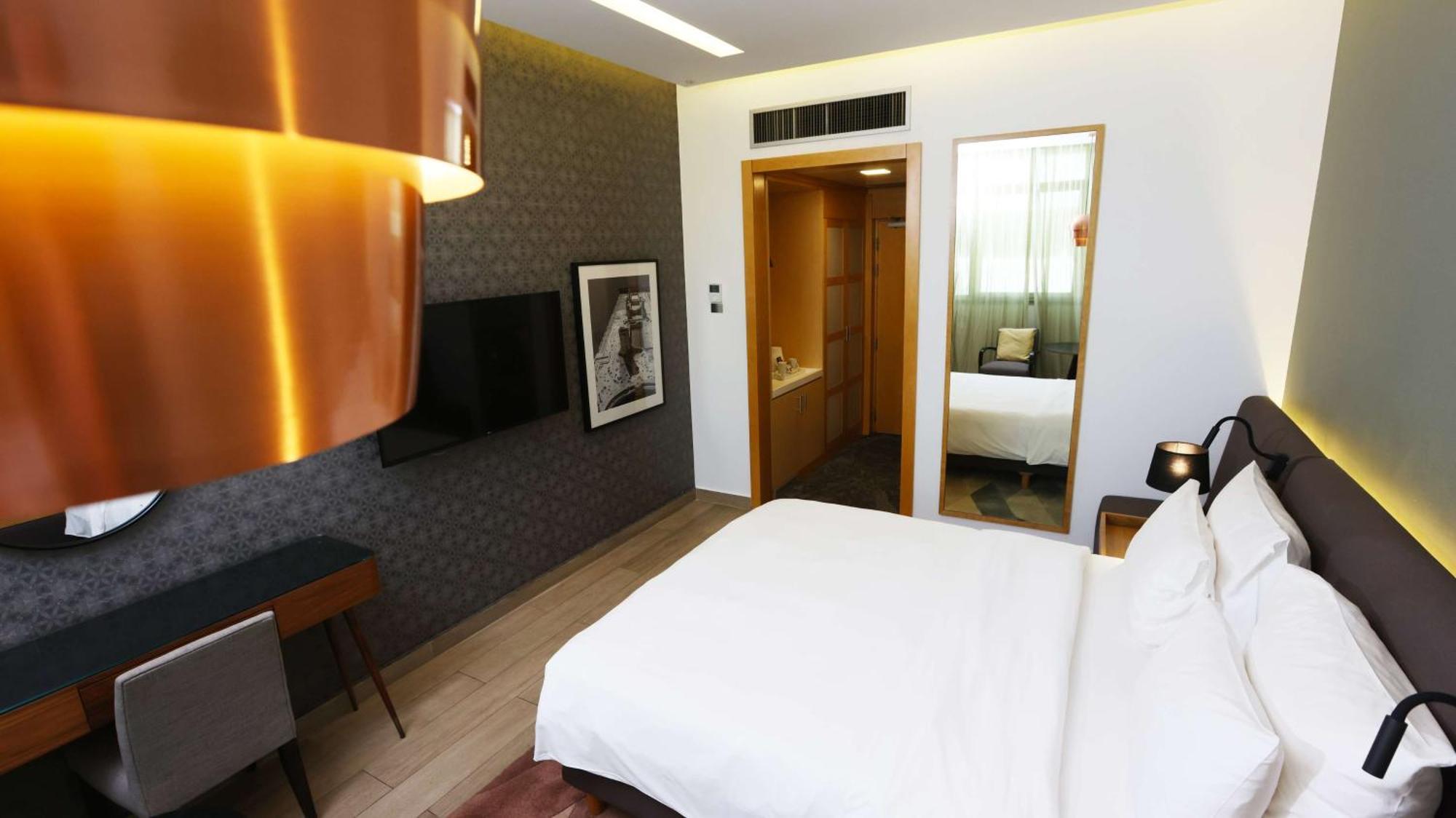 Radisson Blu Hotel, Beirut Verdun Exterior photo A room at the hotel