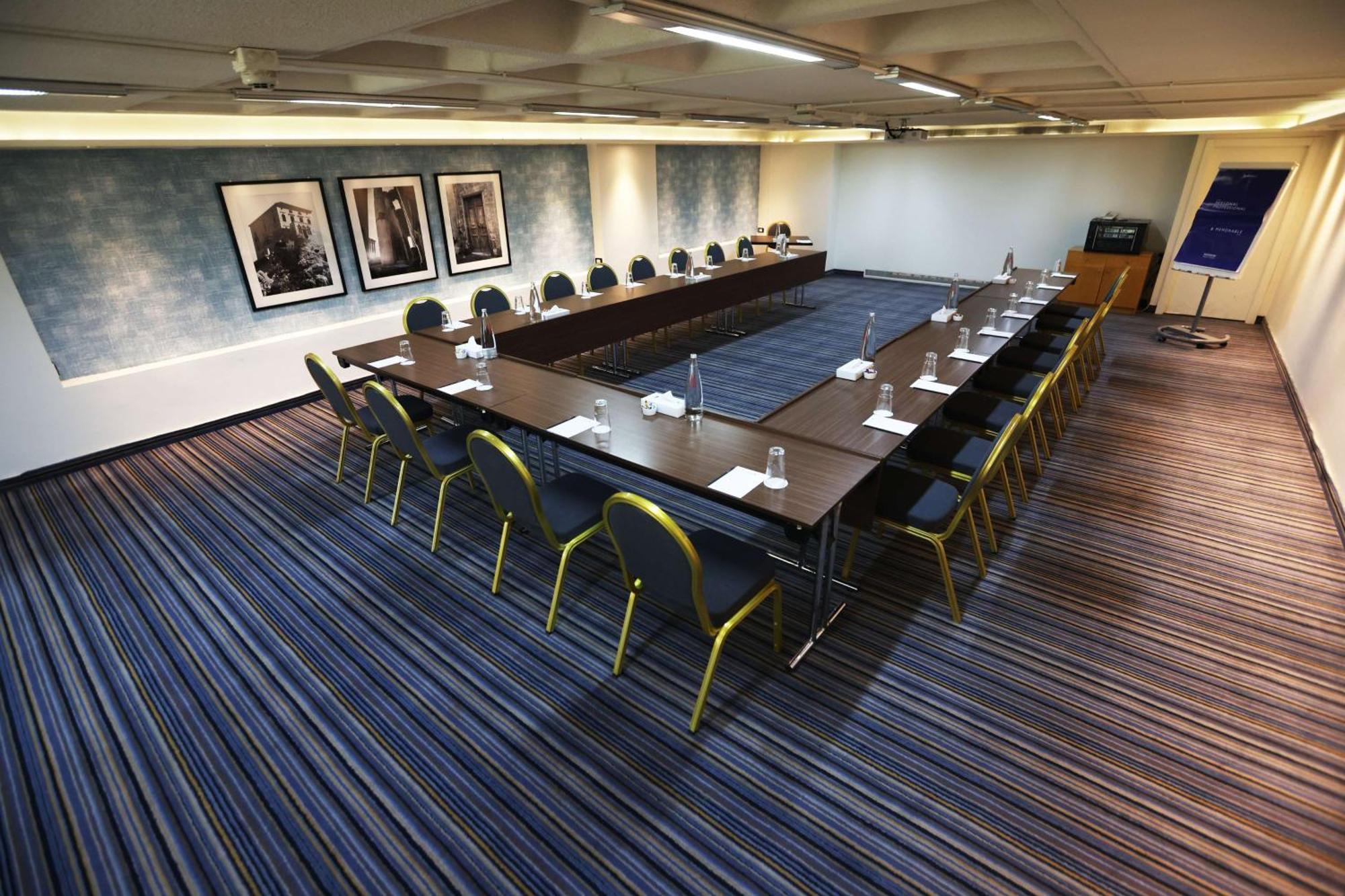 Radisson Blu Hotel, Beirut Verdun Exterior photo The boardroom at the London Marriott Hotel, Kensington