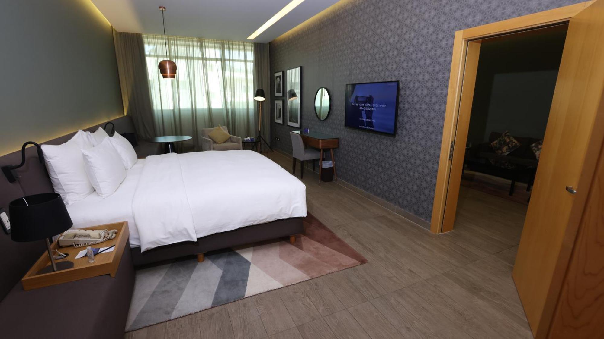 Radisson Blu Hotel, Beirut Verdun Exterior photo A bedroom at the hotel