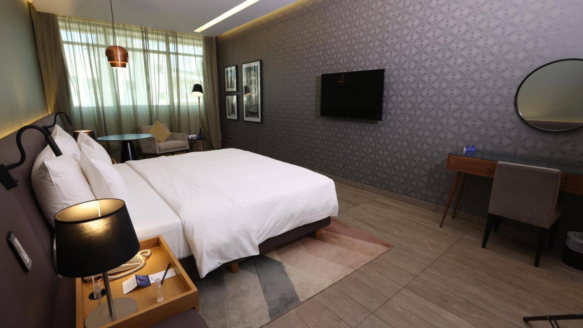 Radisson Blu Hotel, Beirut Verdun Exterior photo A room at the hotel