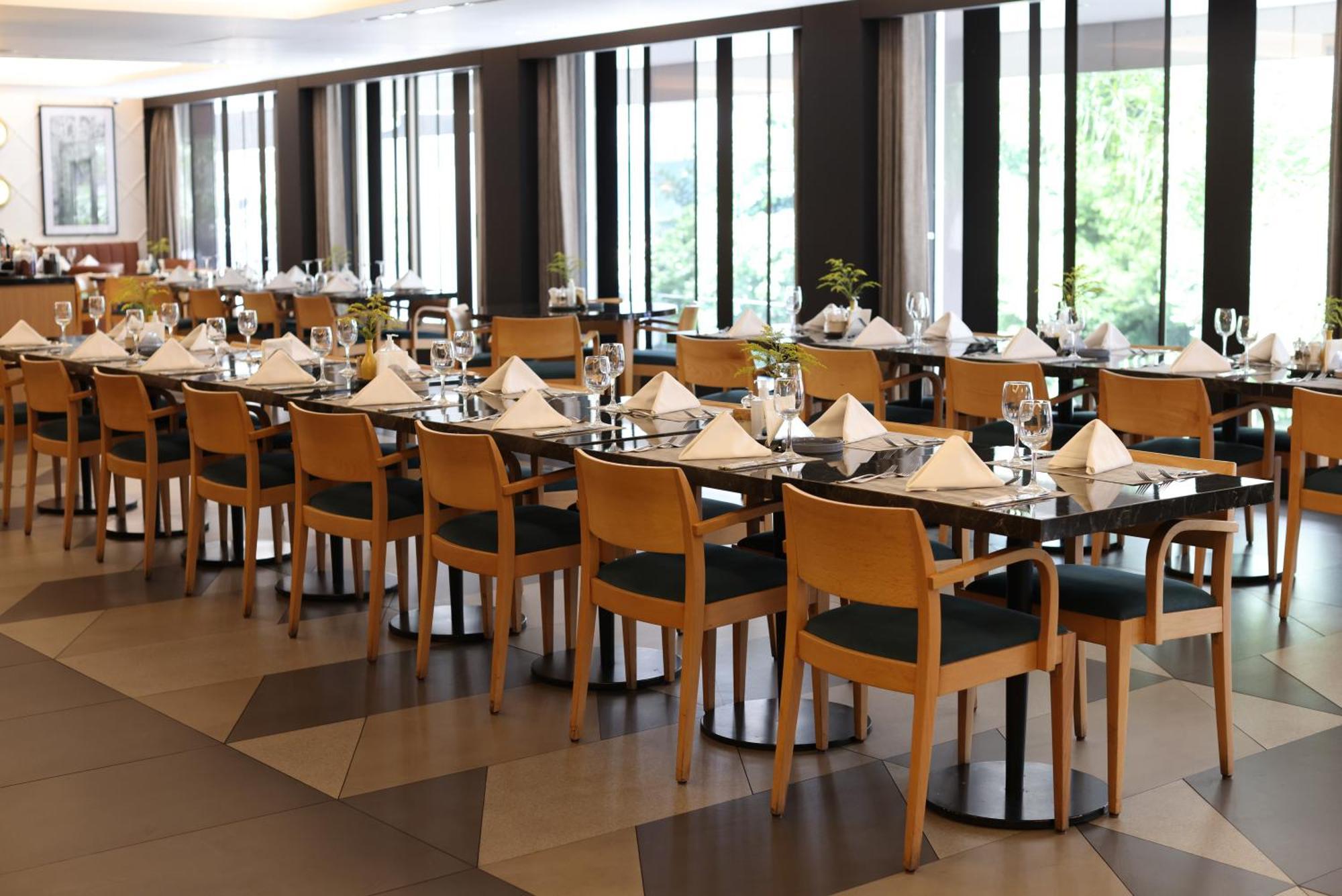 Radisson Blu Hotel, Beirut Verdun Exterior photo The restaurant at the hotel