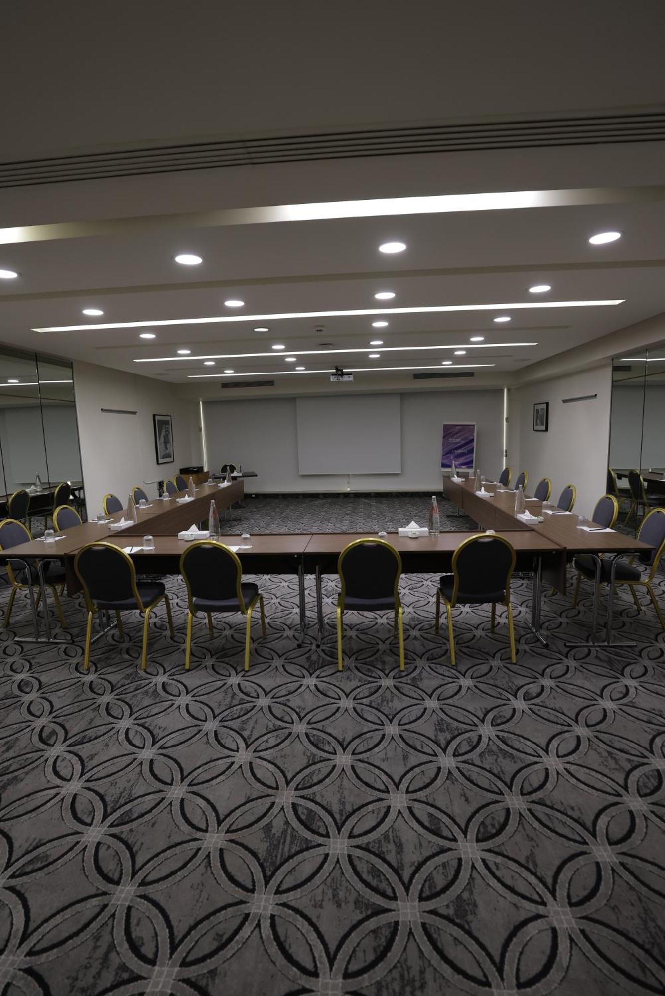 Radisson Blu Hotel, Beirut Verdun Exterior photo A meeting room at the hotel