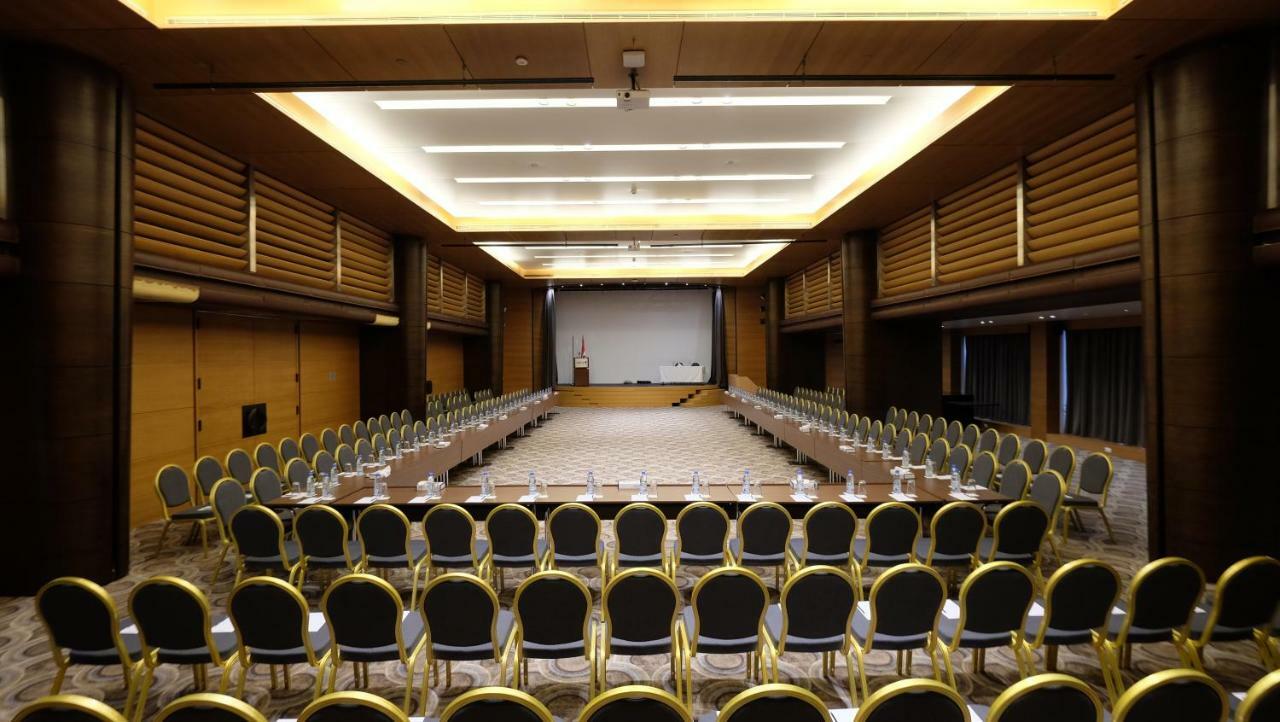 Radisson Blu Hotel, Beirut Verdun Exterior photo The conference room of the European University